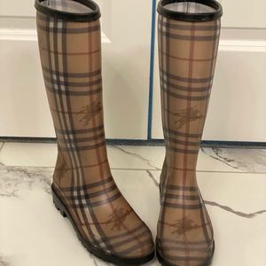 Size 39 (US Size 8) authentic Burberry rain boots